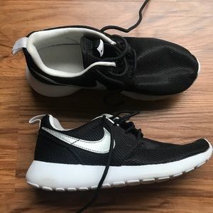 Black and white nike Roshes